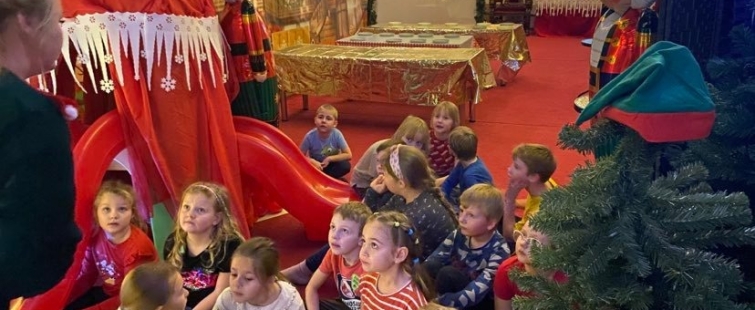 Powiększ obraz: Spotkanie dzieci z 1c z Mikołajem w Wiosce Świętego.